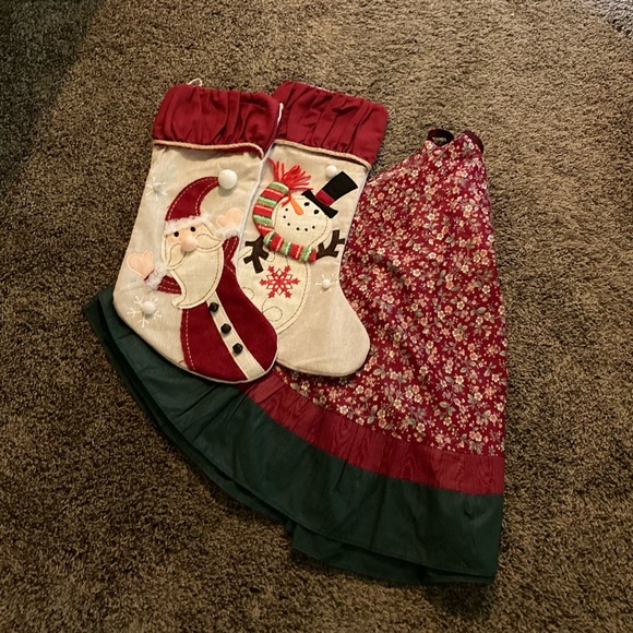 Annie’s Attic Christmas tree skirt W/ 2 Decorative Stockings Snowman & Santa. - Picture 3 of 15
